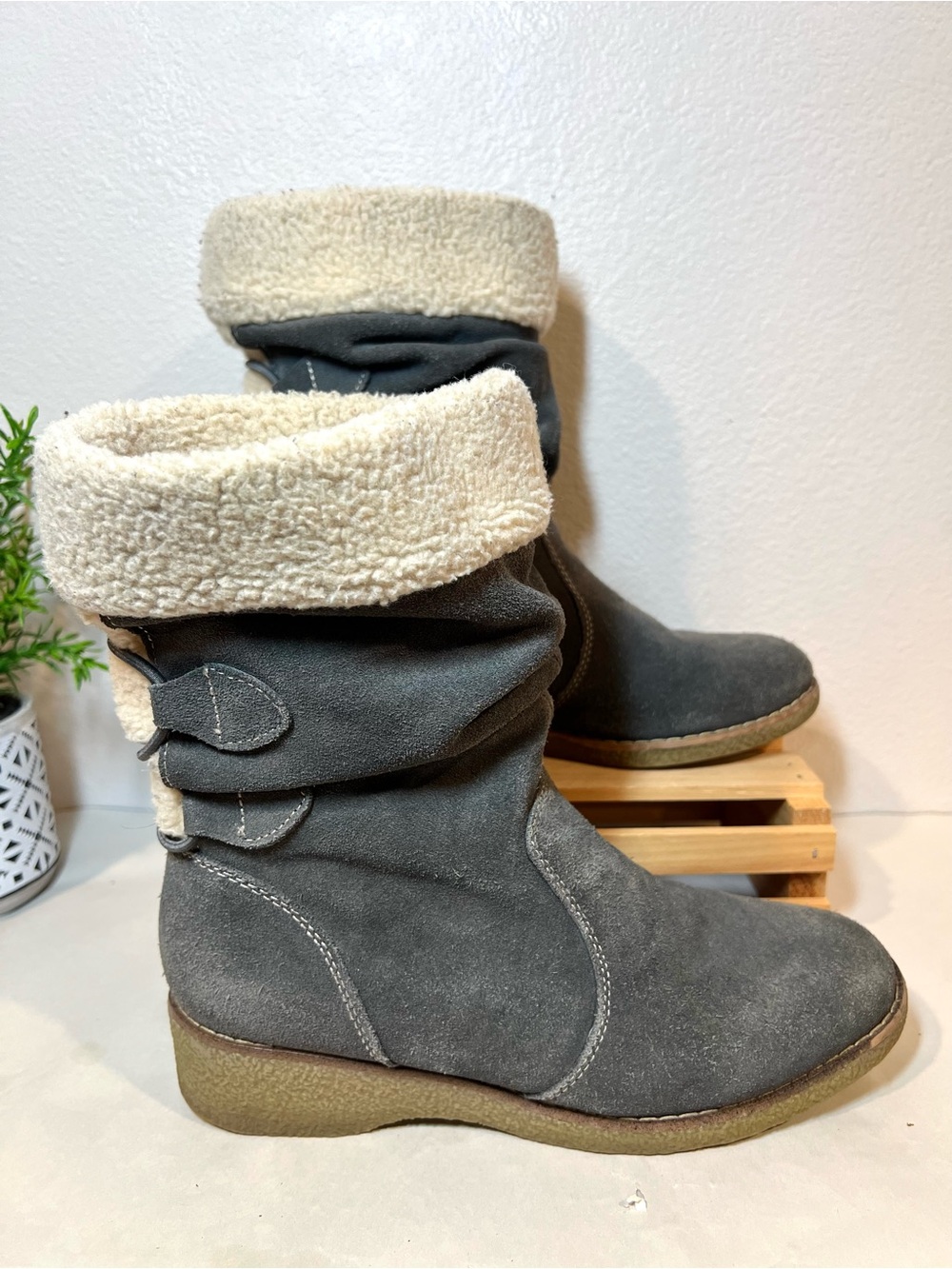 Lands' End Gray Suede Shearling-Lined Winter Ankle Boots w Cuff and Straps Sz 7